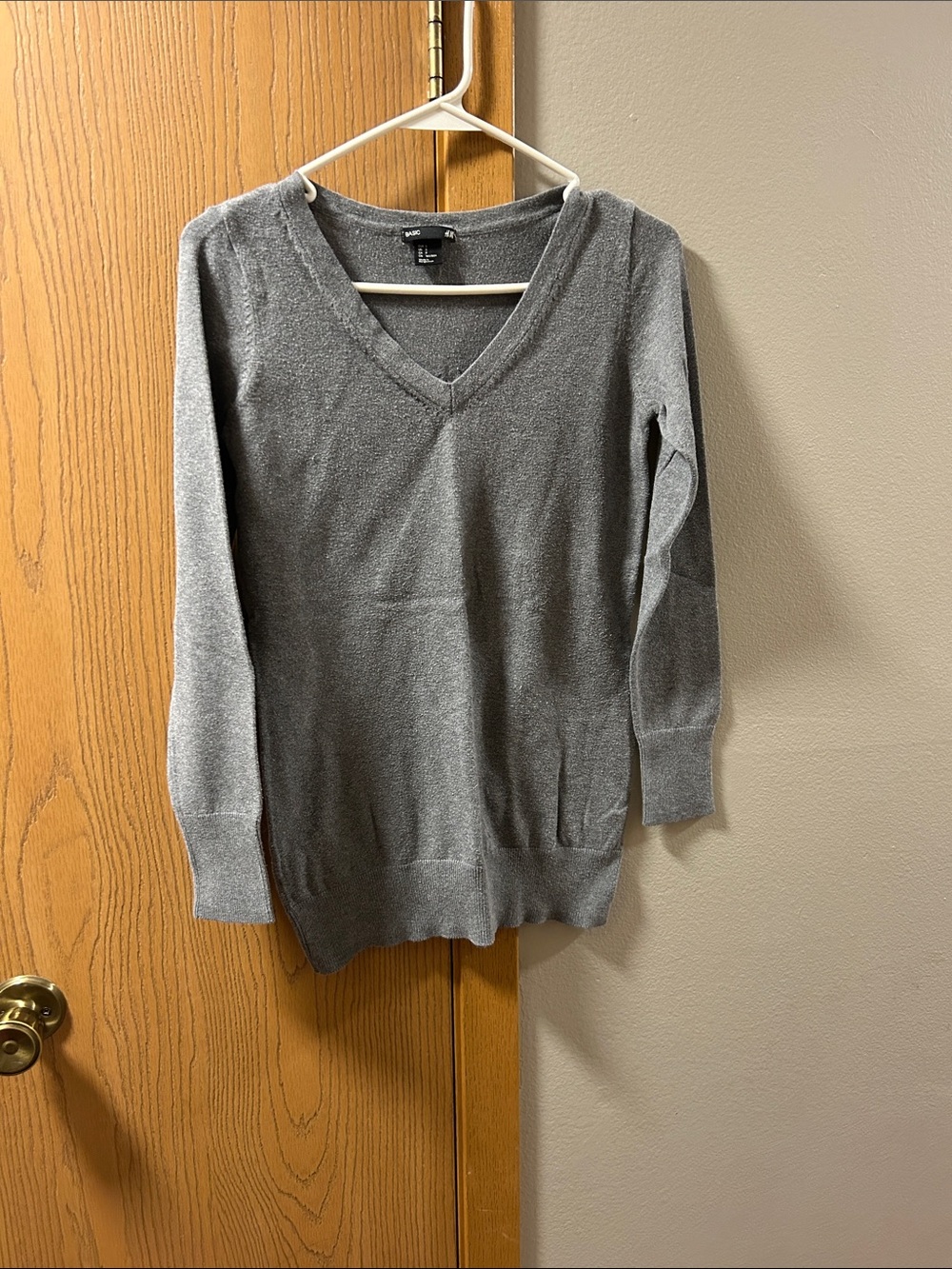 H&M Women’s Gray V-Neck Lightweight Sweater